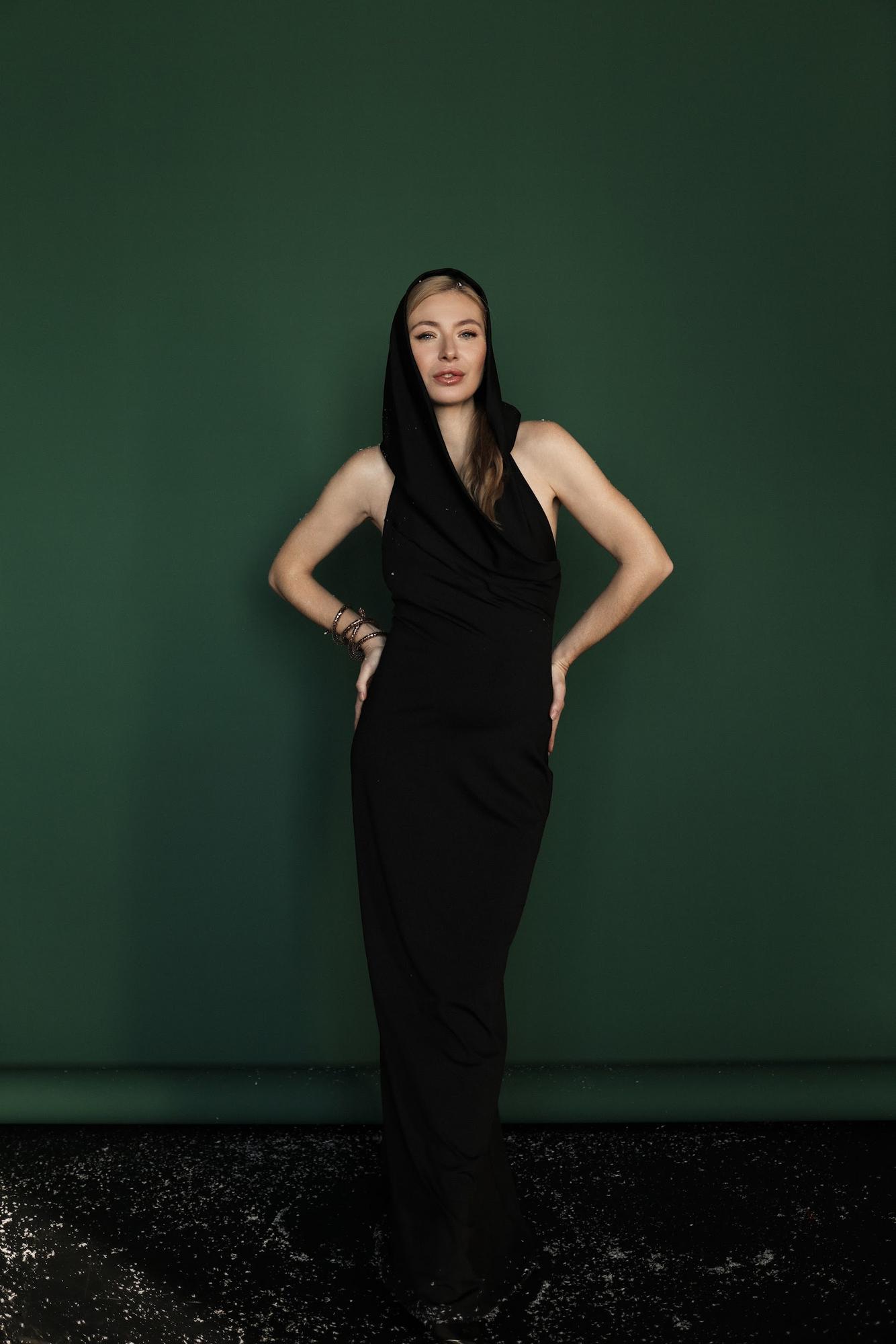 Черное по фигуре с капюшоном