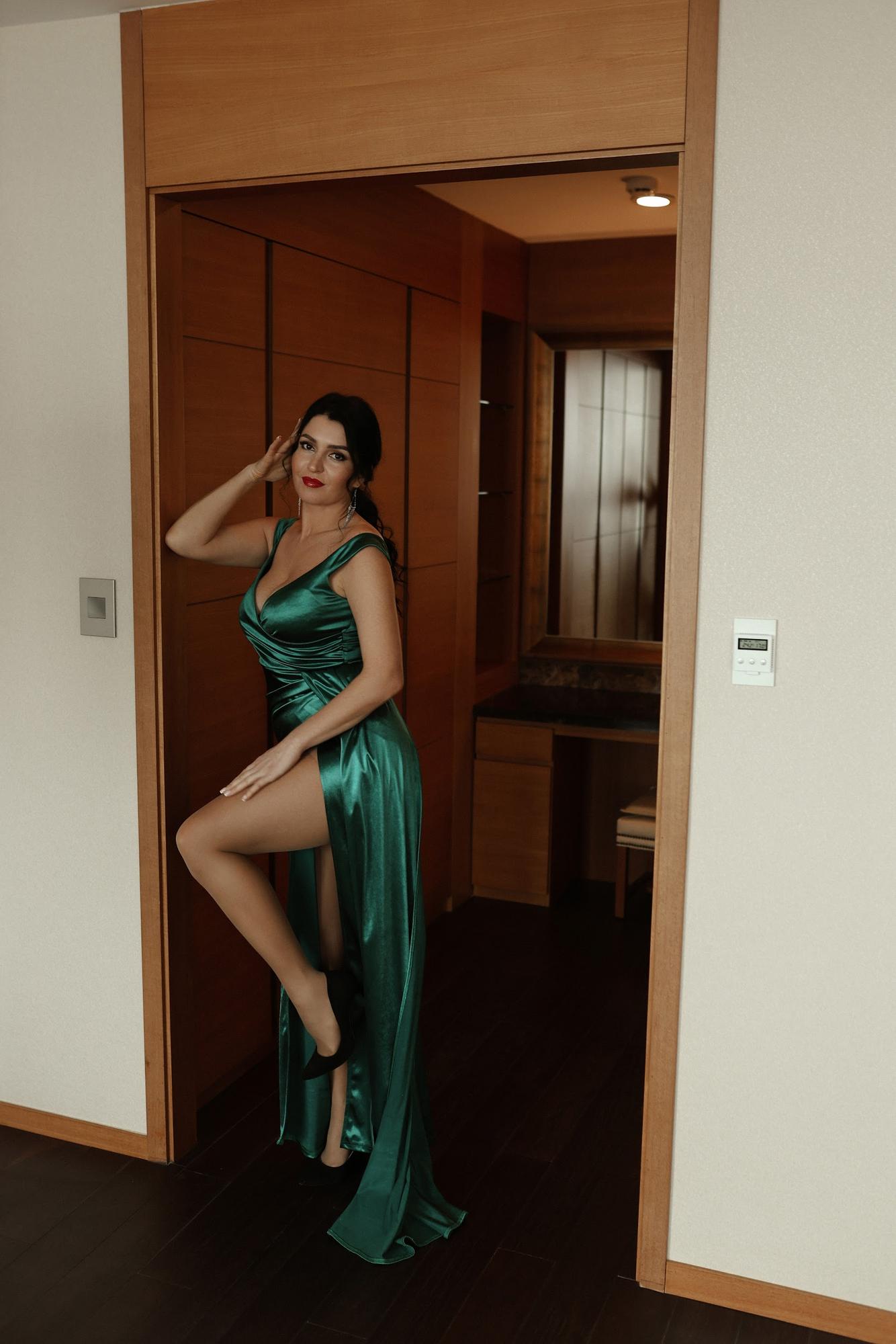 Зеленое шелк разрез шлейф сбоку