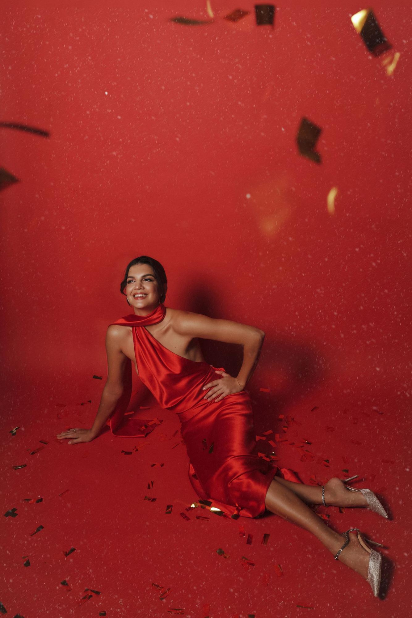 Красное шелковый атлас по фигуре открытая спина бусины сзади