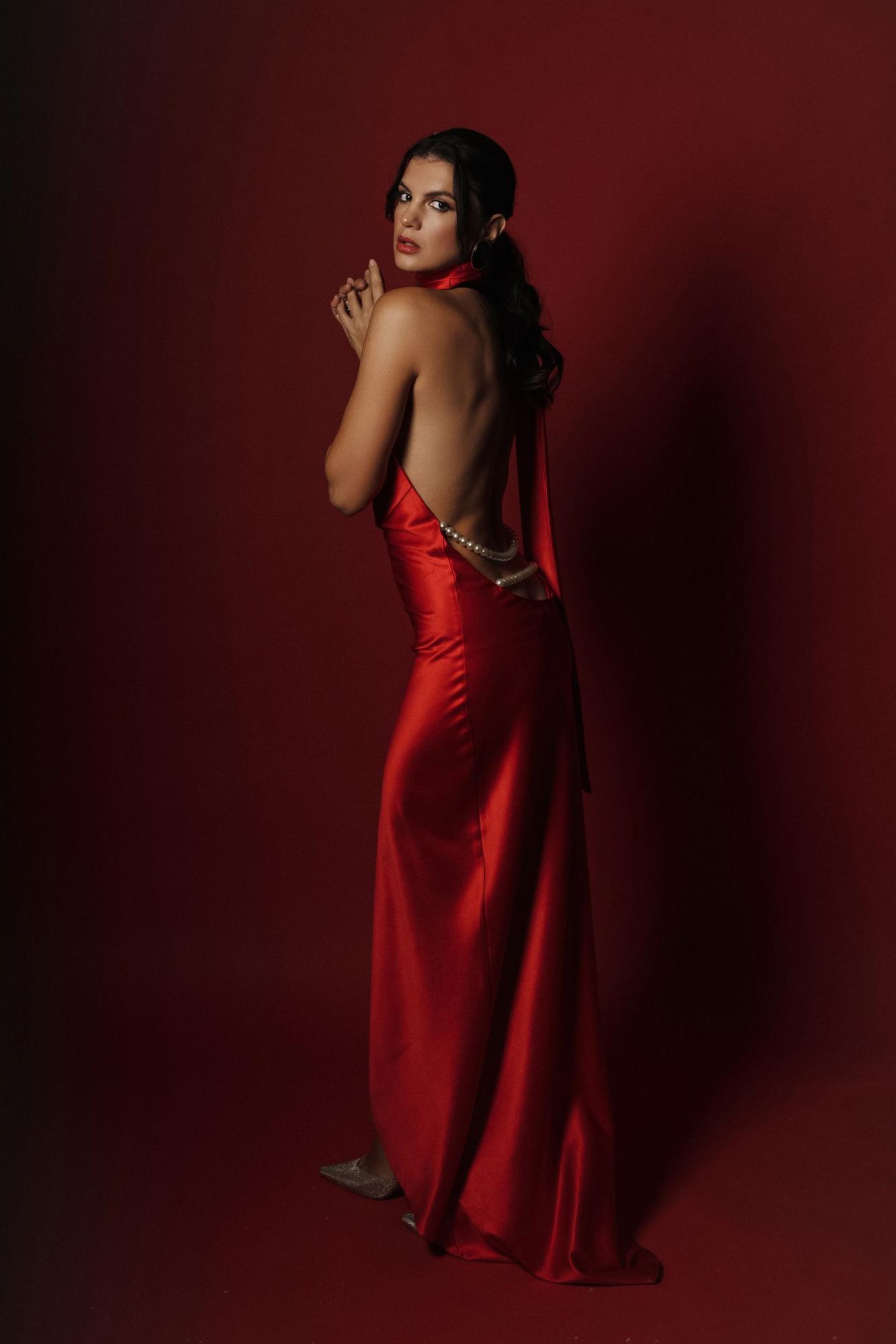 Красное шелковый атлас по фигуре открытая спина бусины сзади