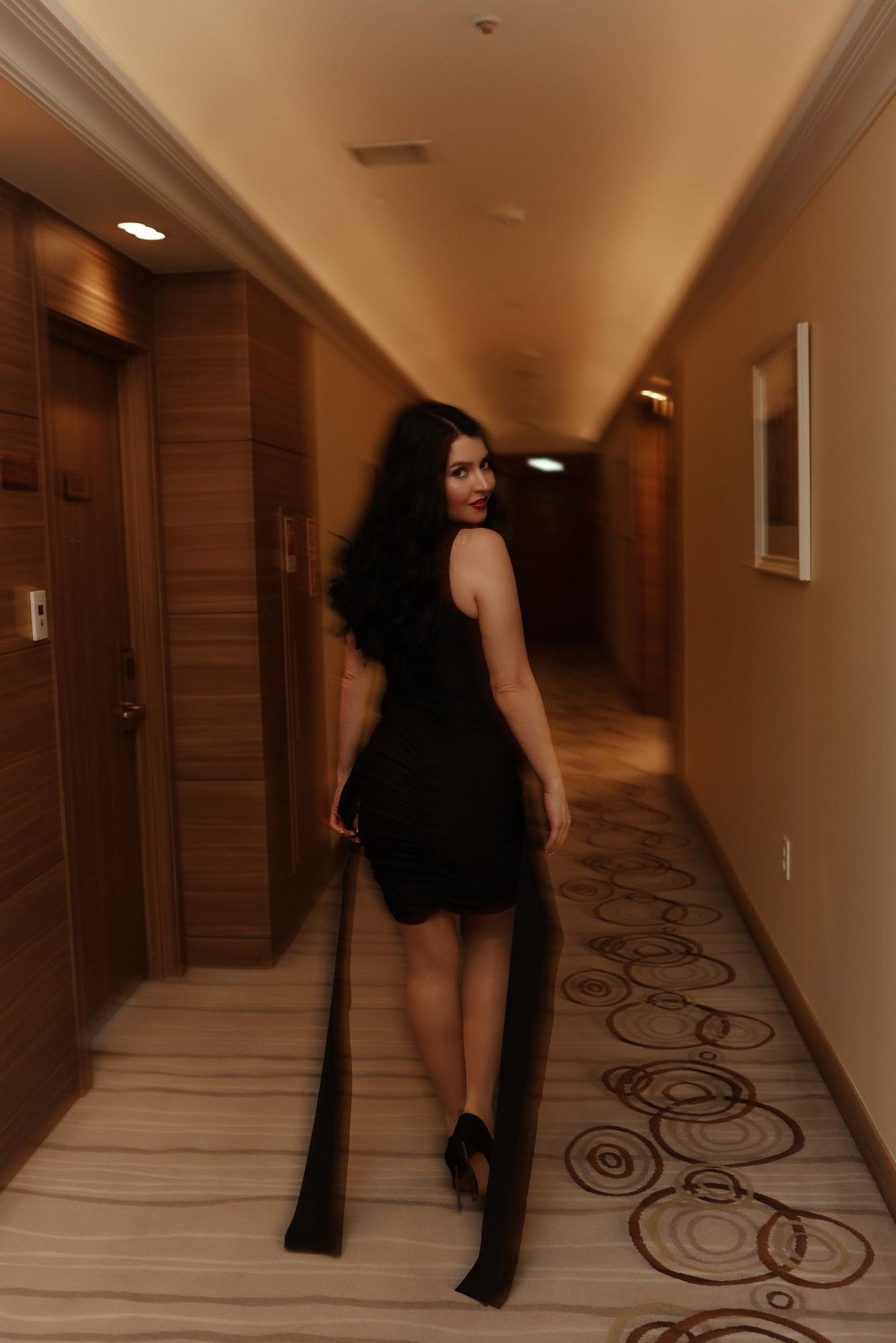 Черное мини под горло сборка по бокам шлейф