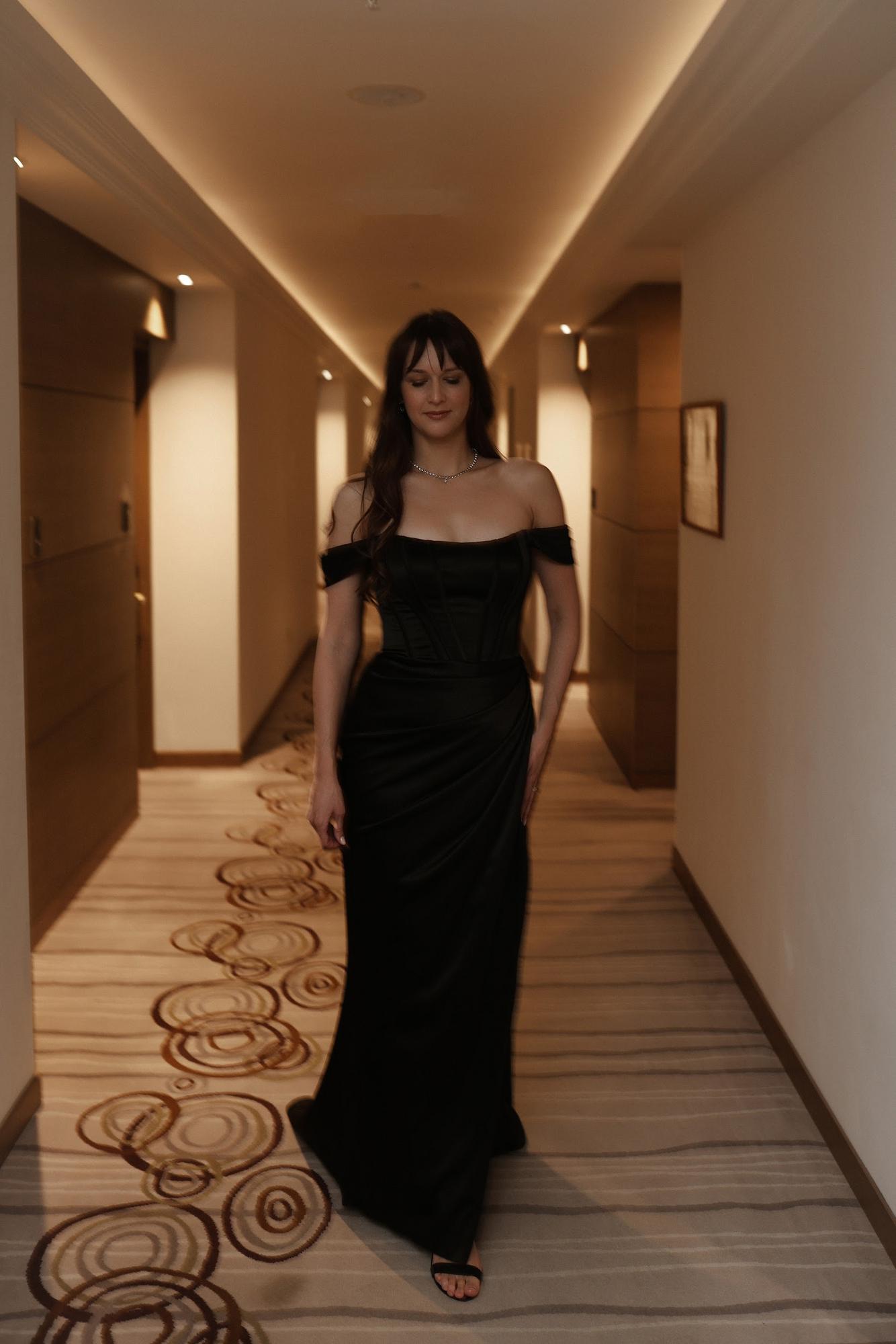 Черное атлас по фигуре спущенные плечи Грэйс