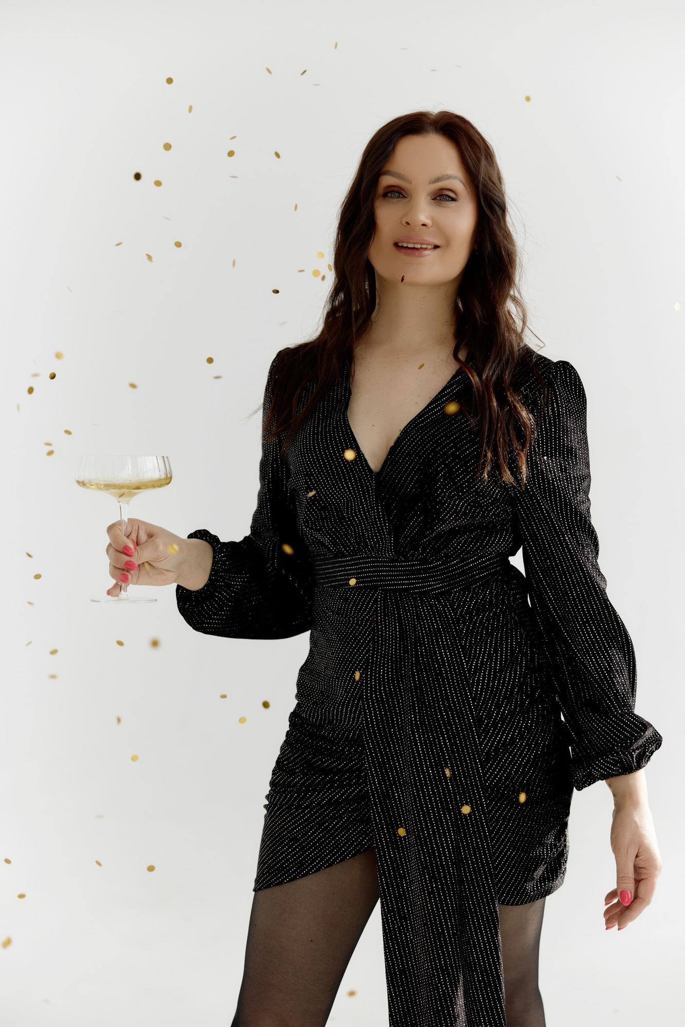 Черное короткое бархат с рукавом в полоску, длинный пояс