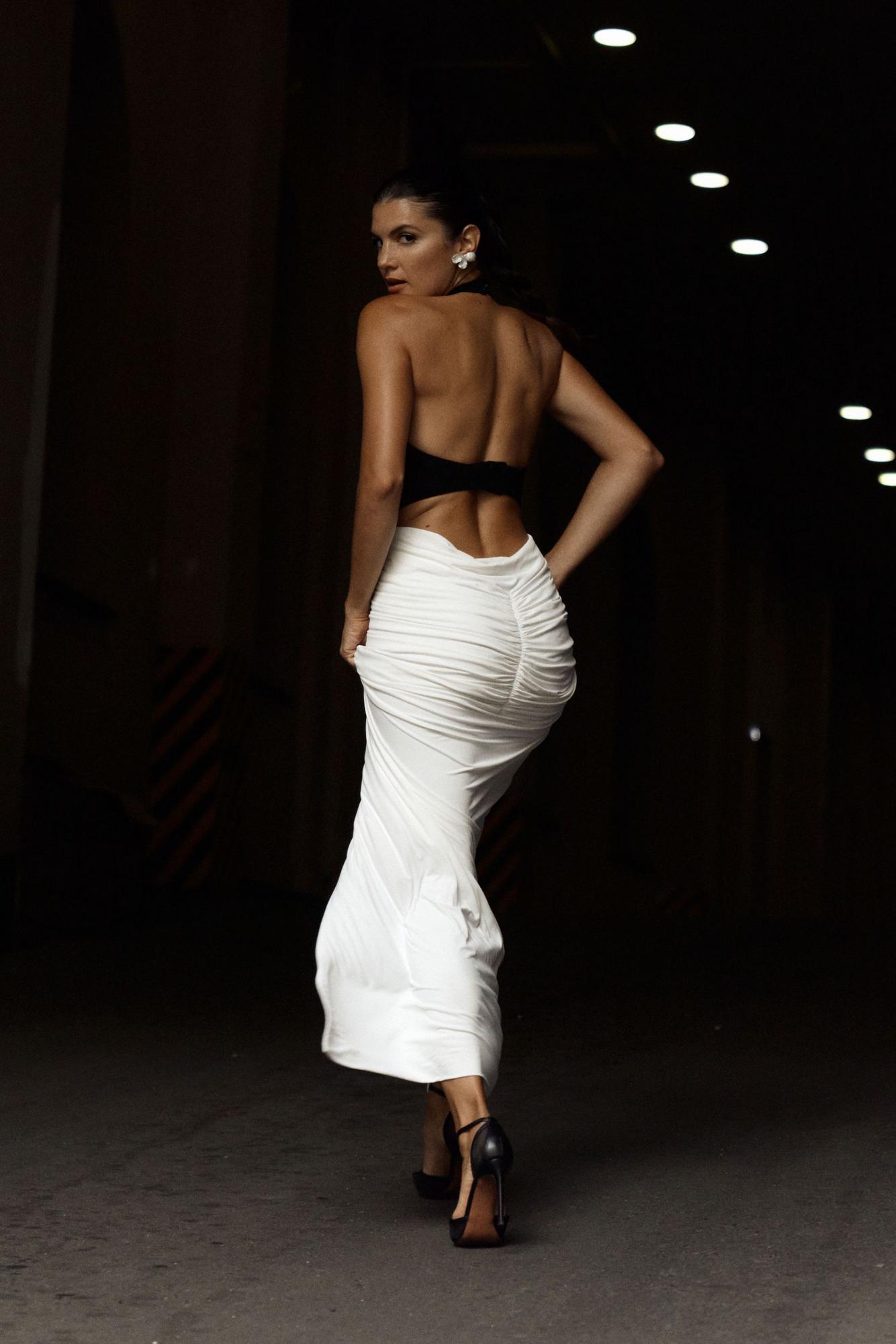 Черно-белое по фигуре сборка открытая спина застежка на шее