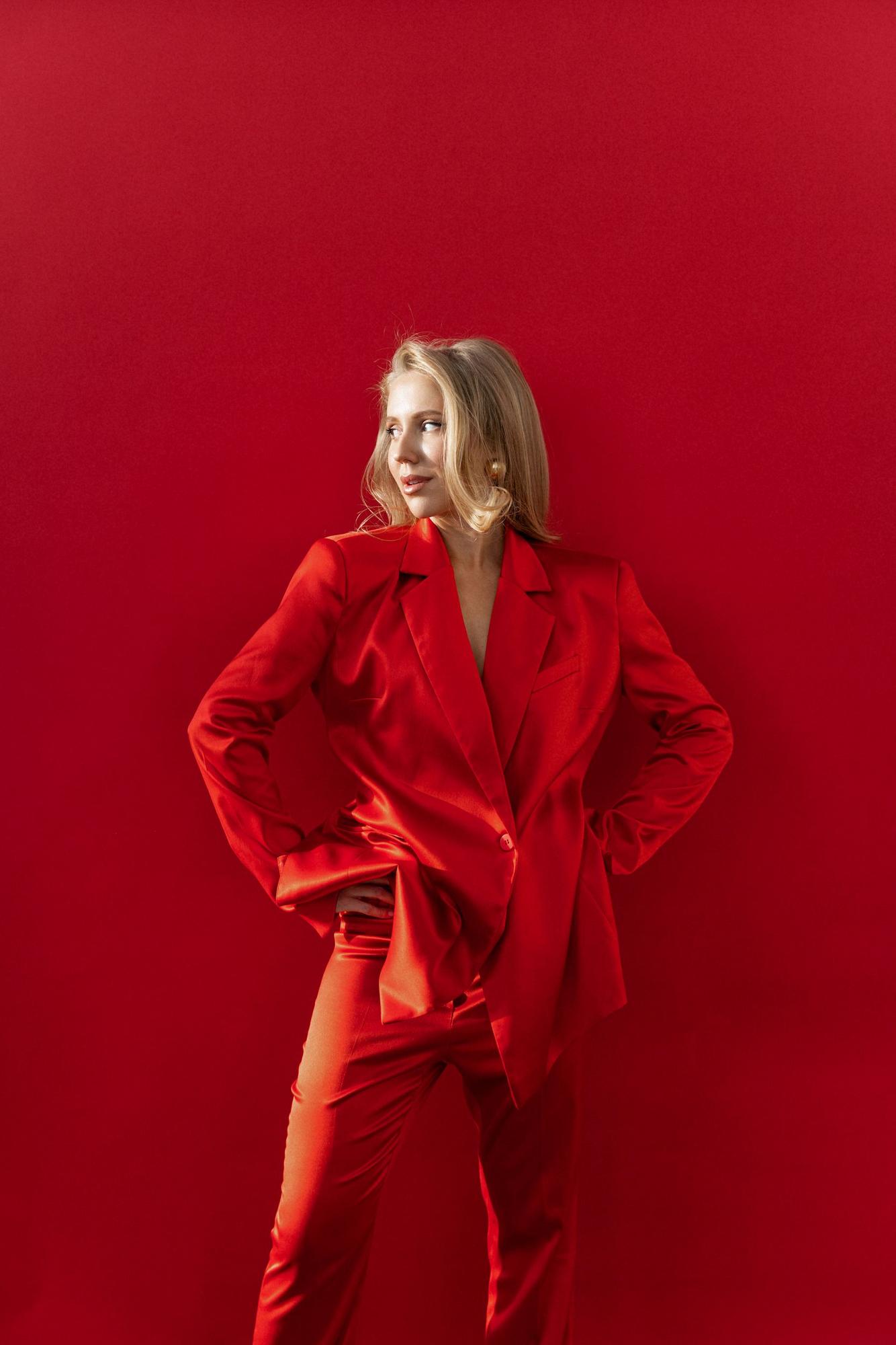 Красный костюм брюки и пиджак открытая спина