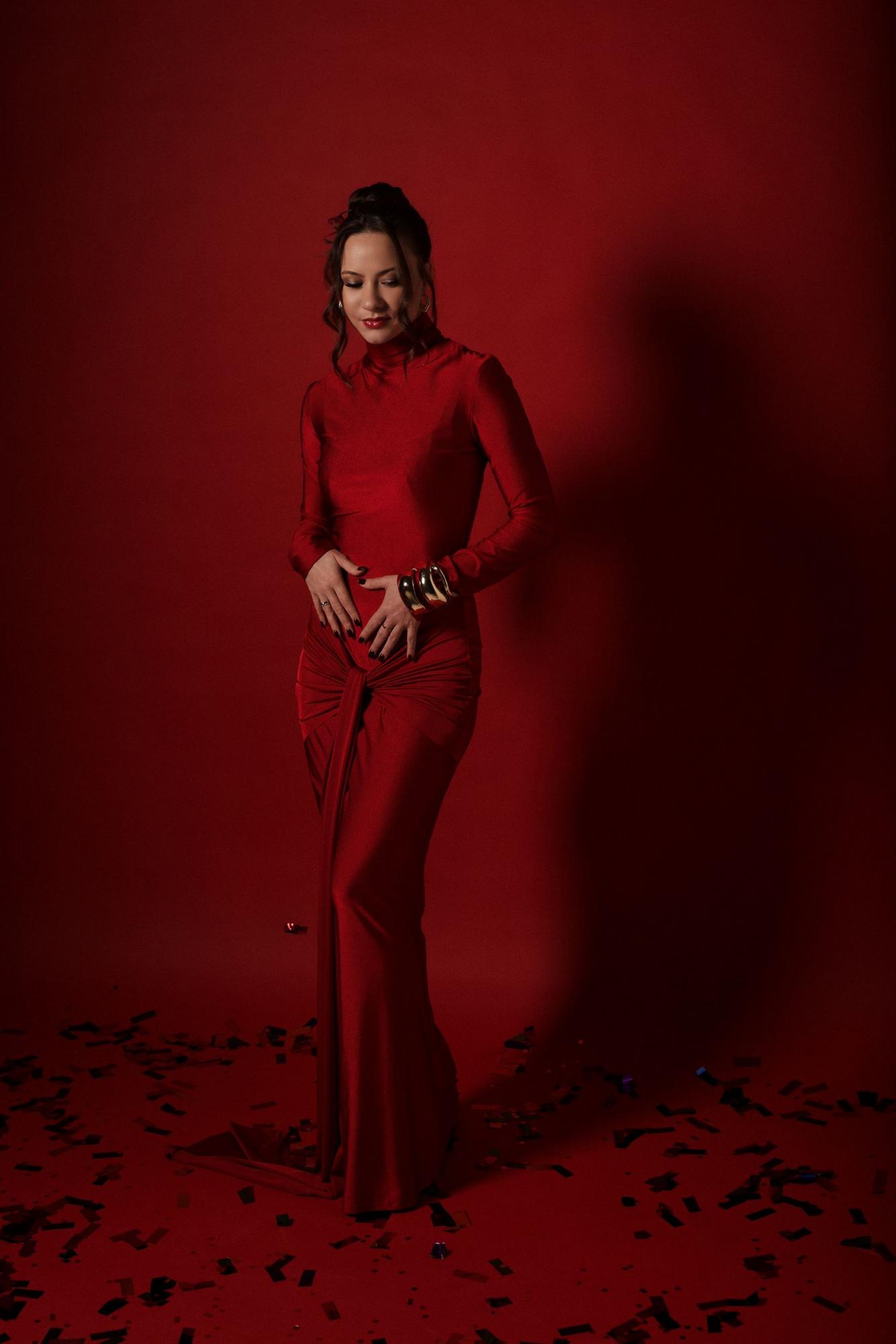 Бордовое по фигуре под горло рукава сборка