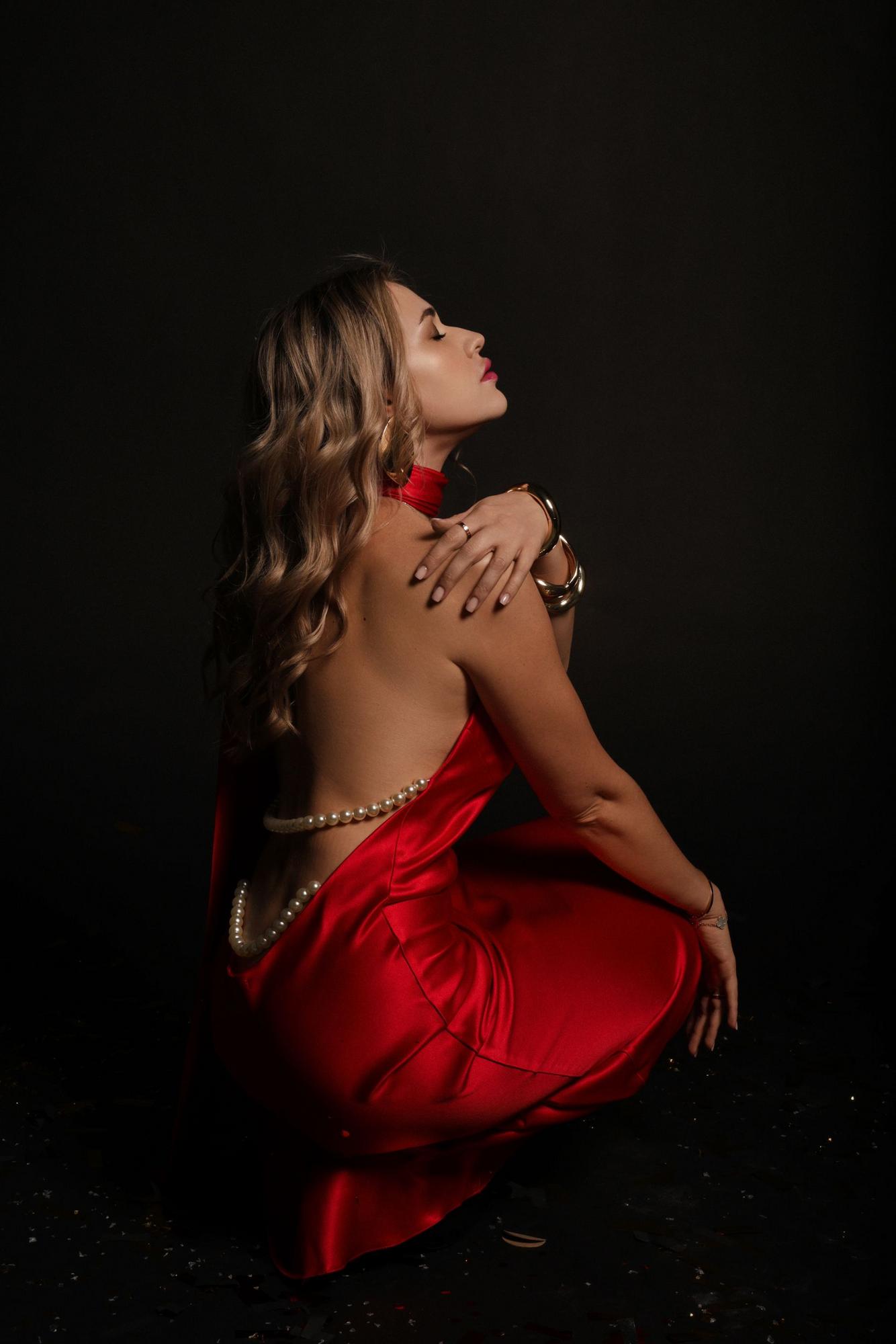 Красное шелковый атлас по фигуре открытая спина бусины сзади