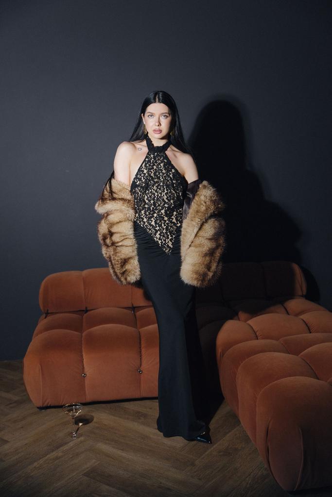 Черное по фигуре вверху кружево сборка открытая спина застежка на шее