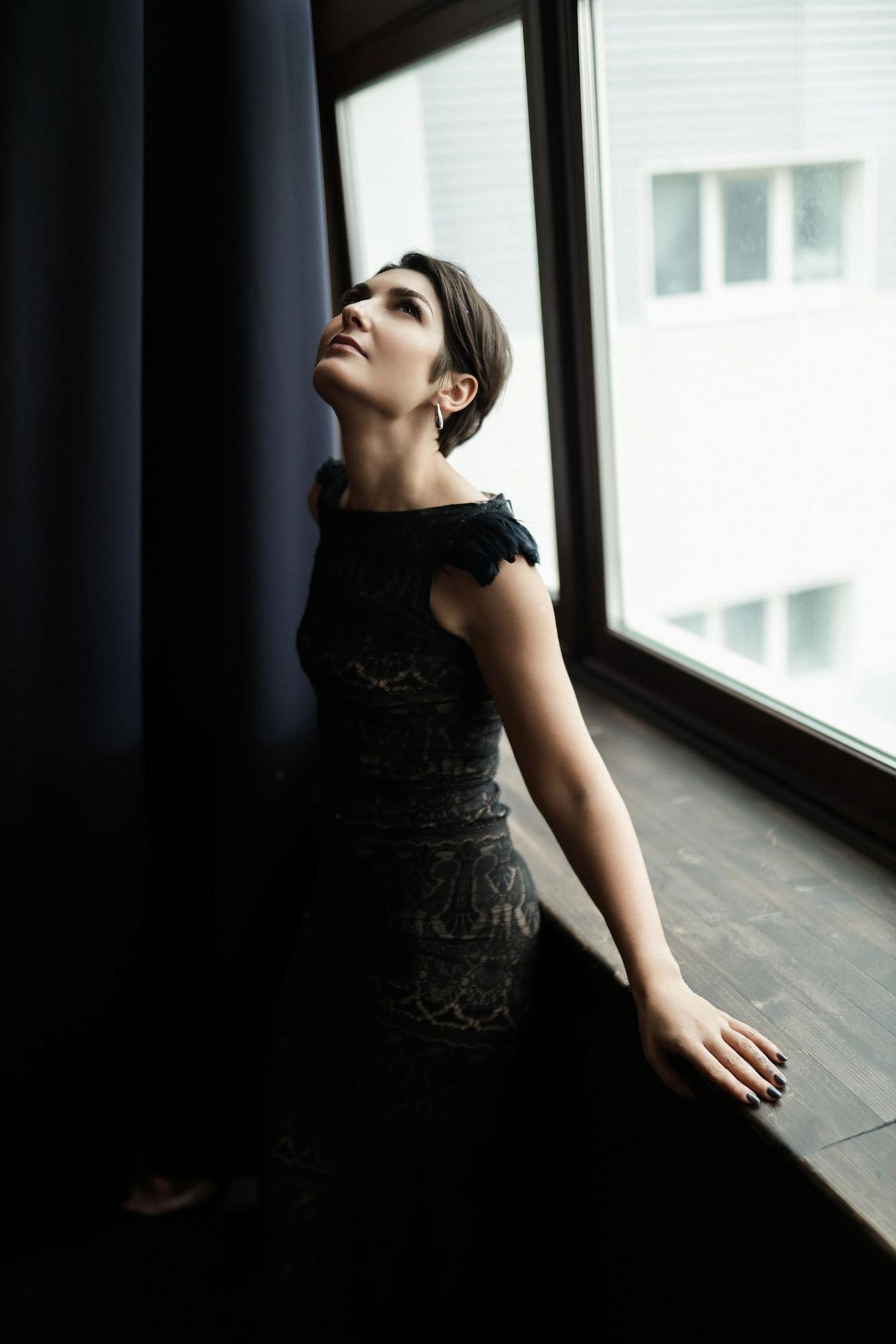 Черное по фигуре кружево арнамент перья на плечах