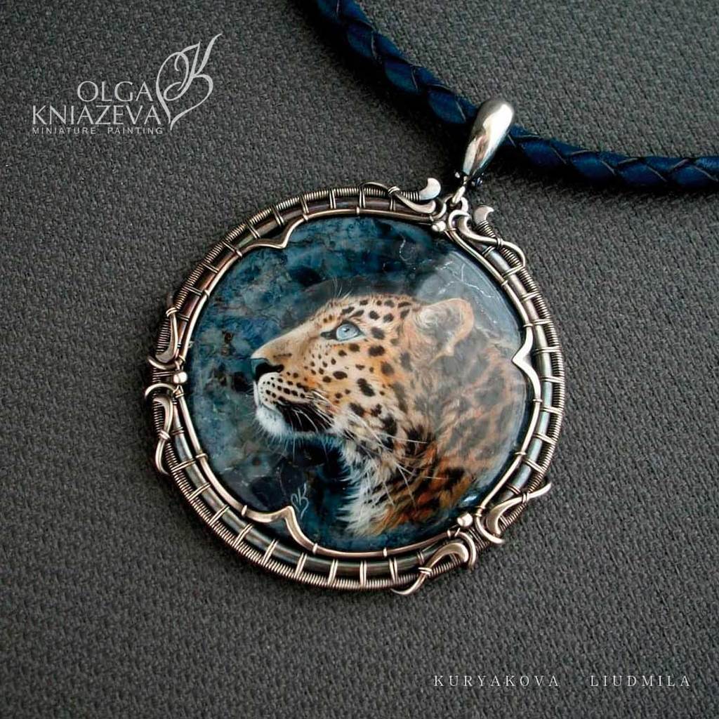 Кулон Леопард в серебряной оправе - ювелирная живопись на камне Художник Ольга Князева - Фото 1