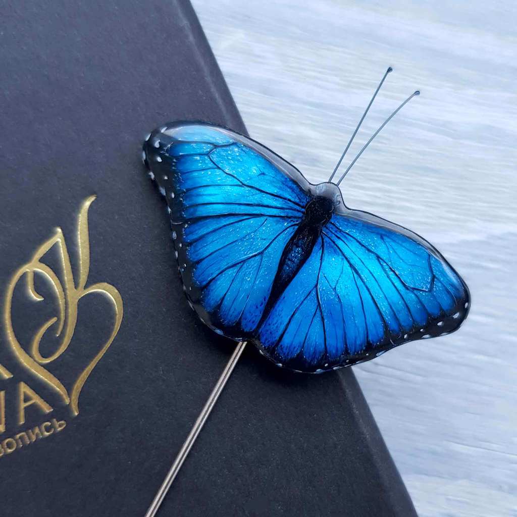 Брошь бабочка Голубой Морфо ювелирная живопись на перламутре Ольги Князевой, фото 1