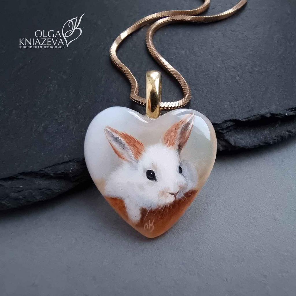 Кулон из агата с зайчиком