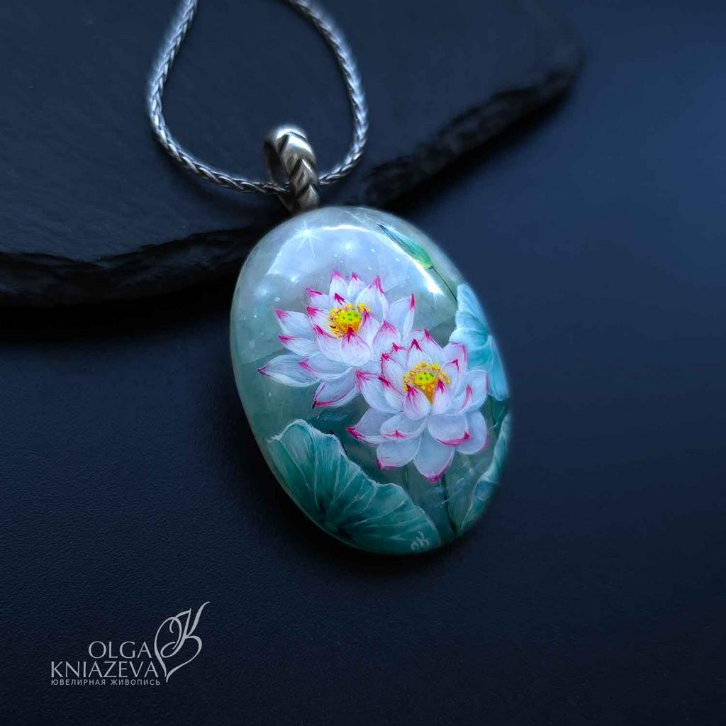 Кулон из флюорита с лотосами