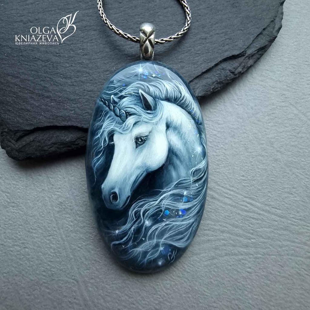 Кулон из минерала родусита с белым Единорогом - ювелирная живопись Ольги Князевой