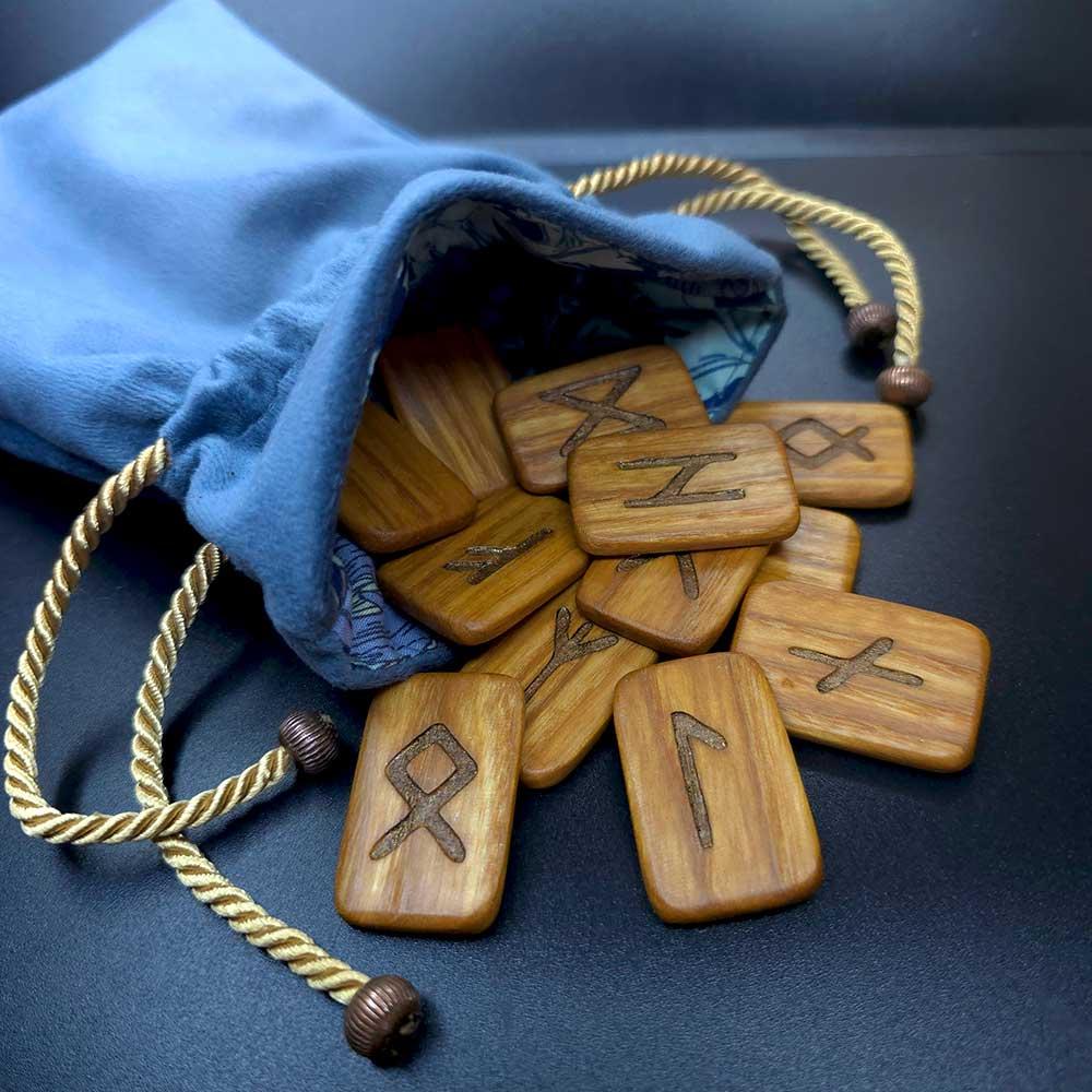 Рунический набор из ДУБА в бархатном мешочке