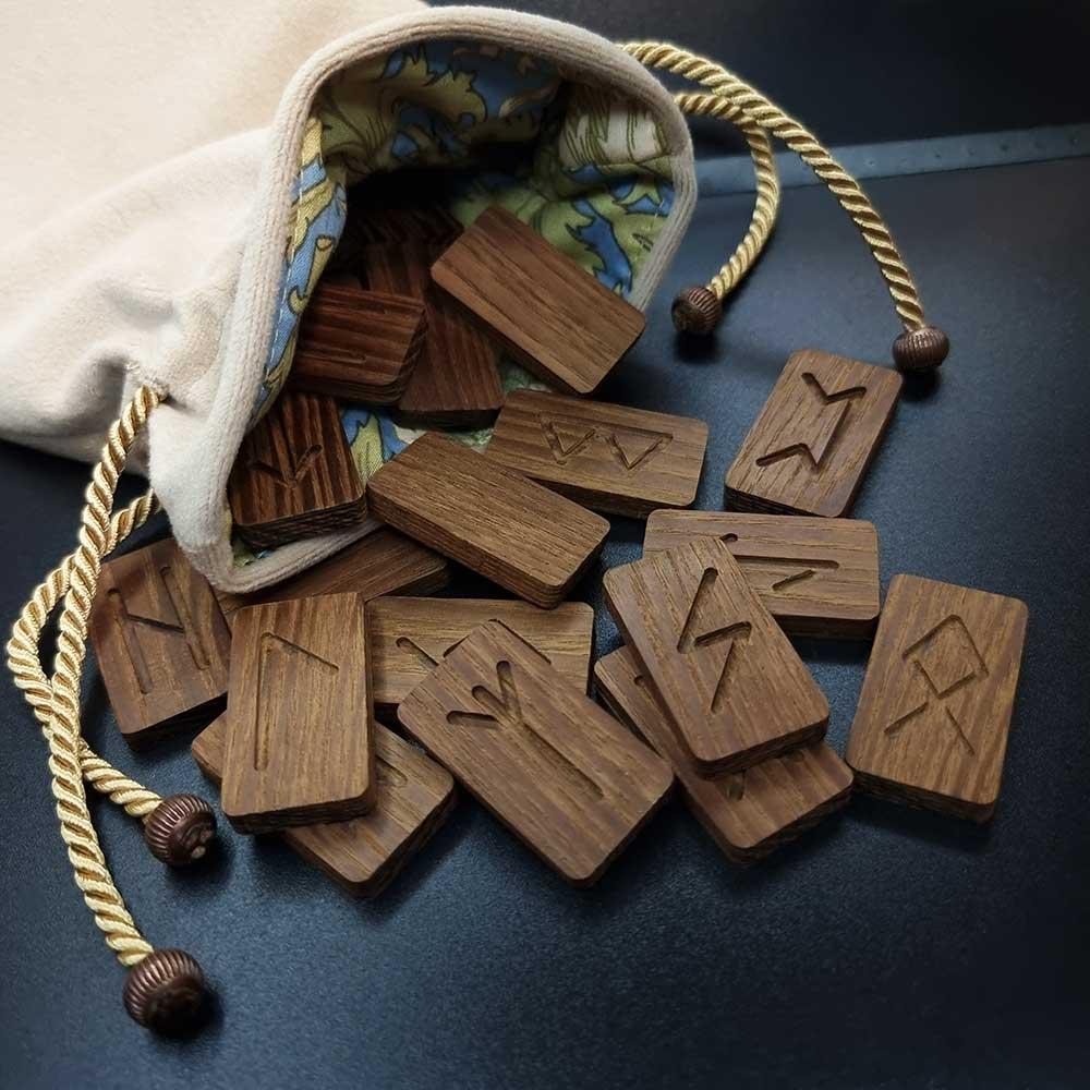 Рунический набор из ТЕРМОЯСЕНЯ в бархатном мешочке