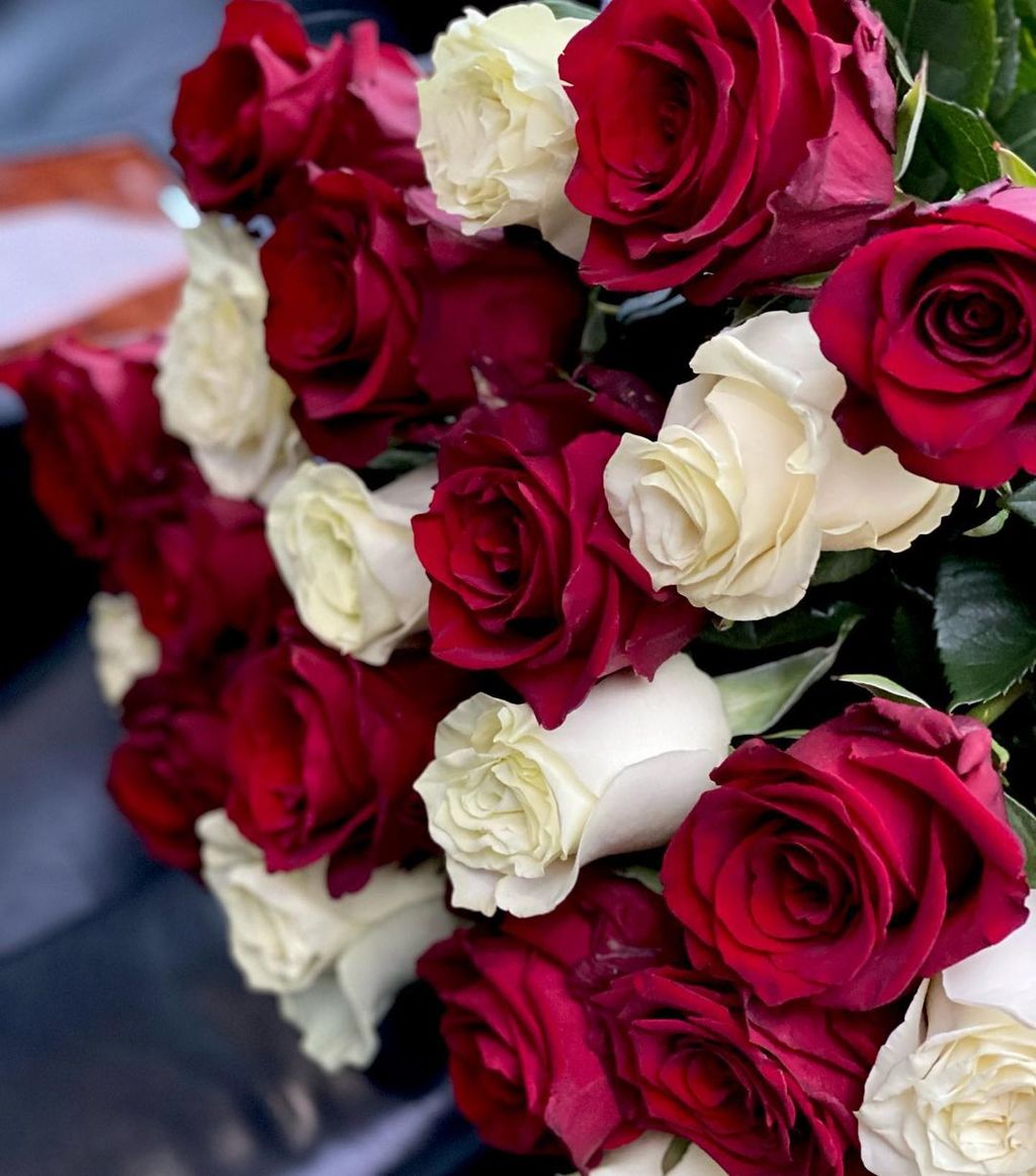 Розы микс красные и белые