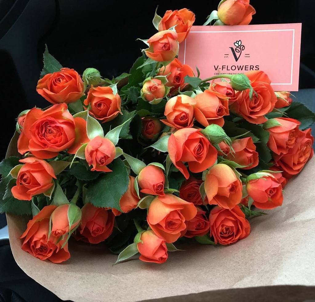 Хотите купить розы в Твери? Обращайтесь! Букет роз. Кустовые оранжевые.