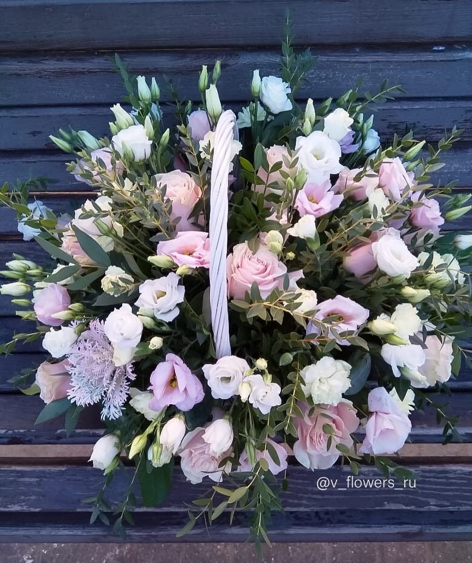 Корзина с розами и эустомами