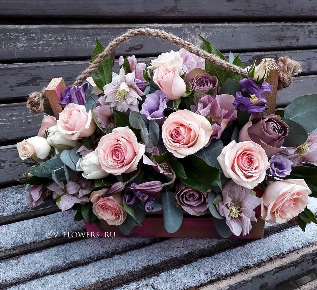 Ящик с розами и альстромериями
