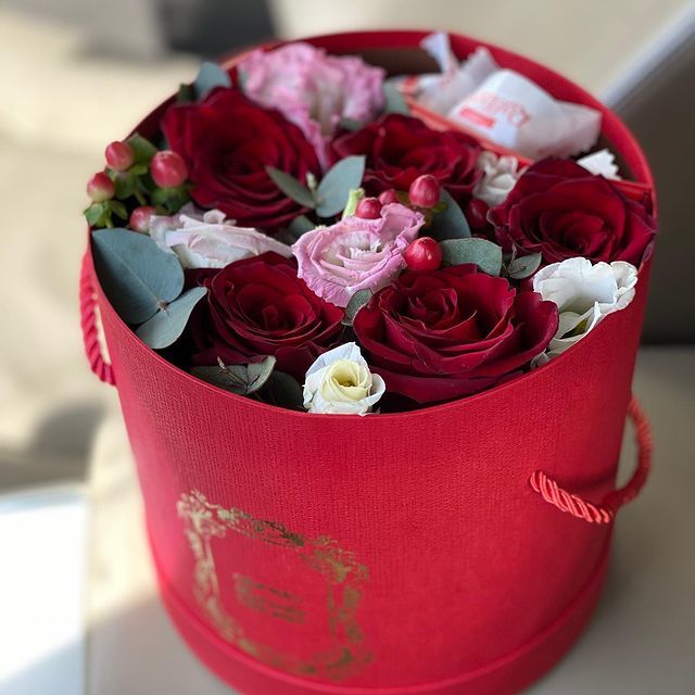 Красная коробка с розами