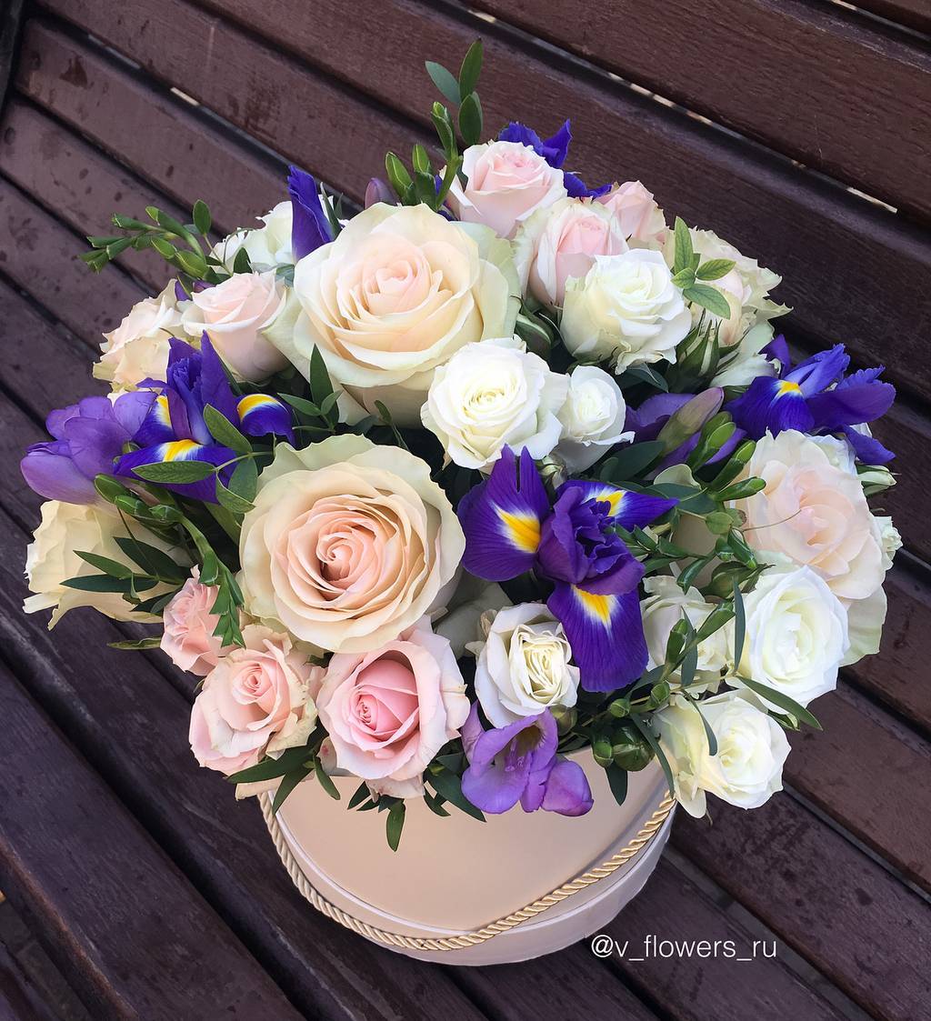 Шляпная коробка с розами и ирисами