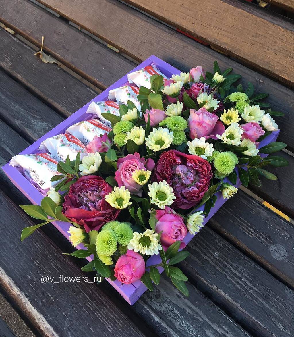 Ящик с розами и хризантемами