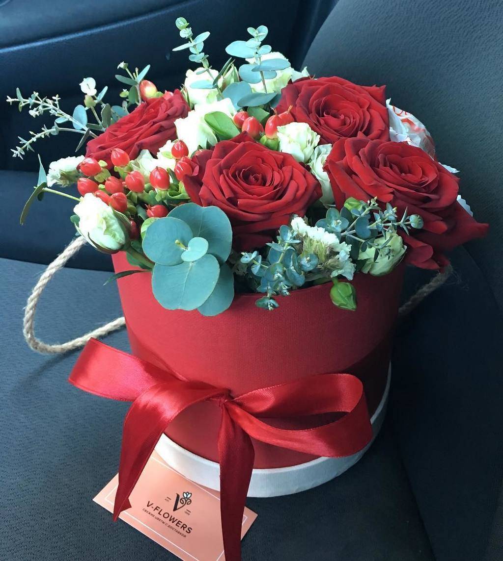 Шляпная коробка с розами и эустомами