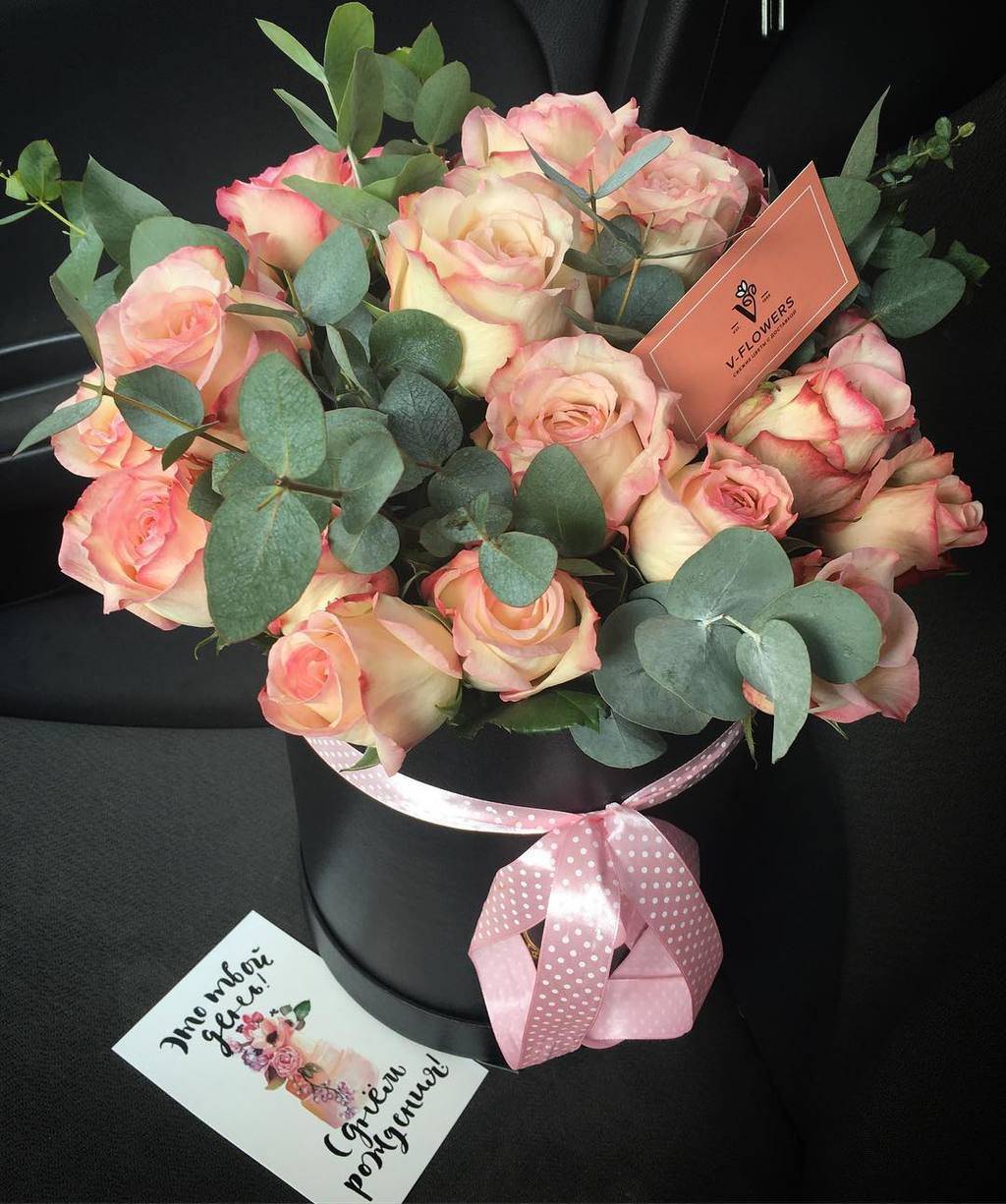 Шляпная коробка с розами и эвкалиптом