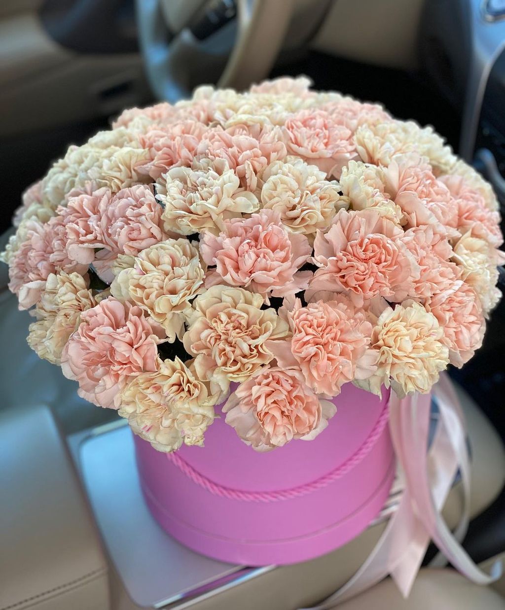 Коробка с букетной гвоздикой