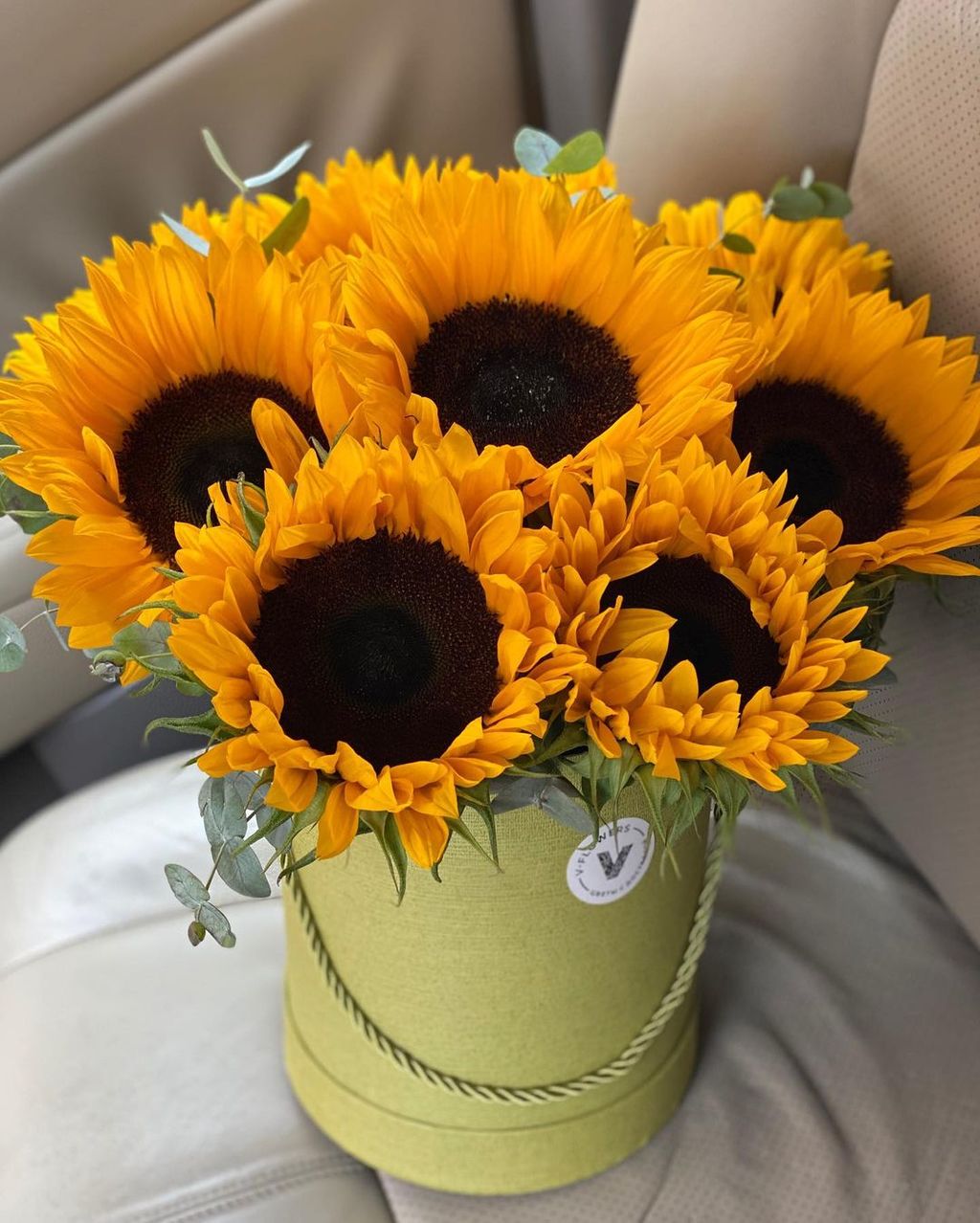 Коробка с гелиантусами