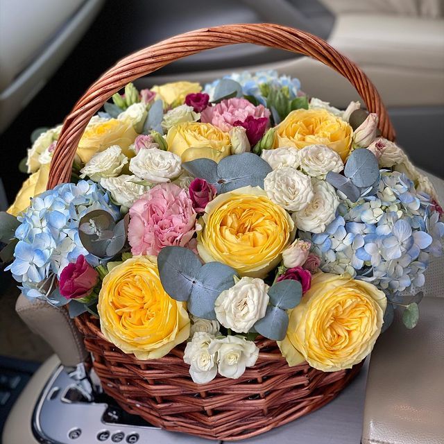 Корзина в акварельных тонах