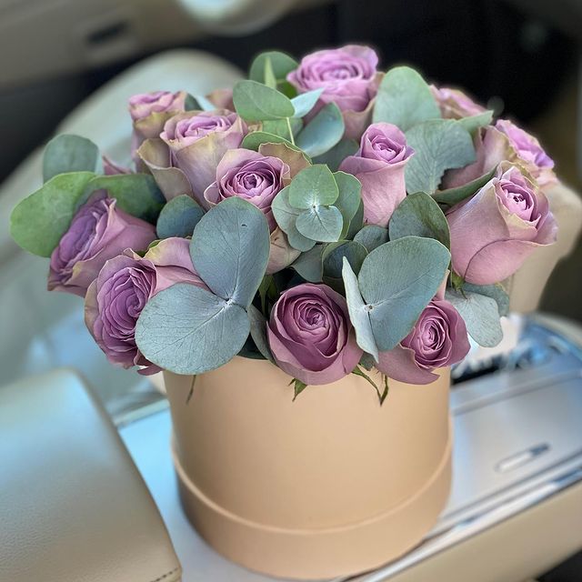 Коробка с винтажной розой и эвкалиптом