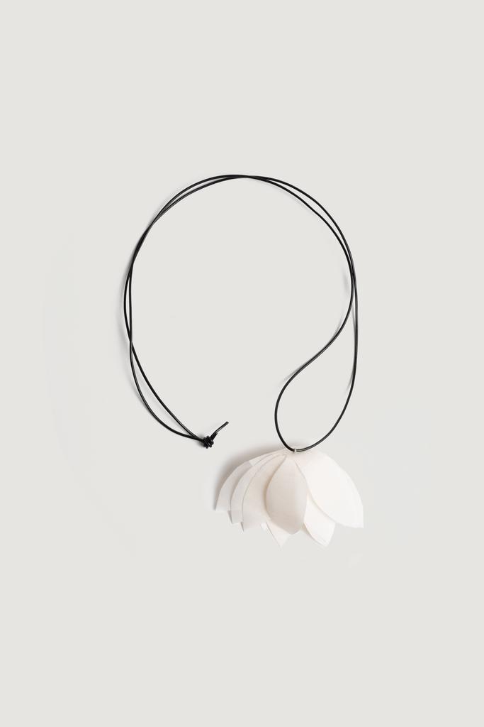 Шелковый цветок на кожаном шнурке