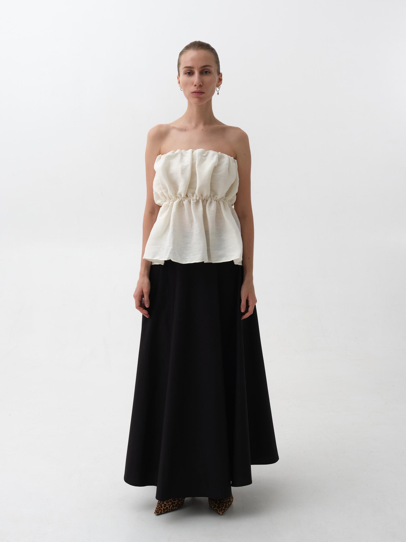 Мәскеуде юбка киген кәмелетке толған әйелді бөксесінен ұрады. Эротикалық клиптер nd