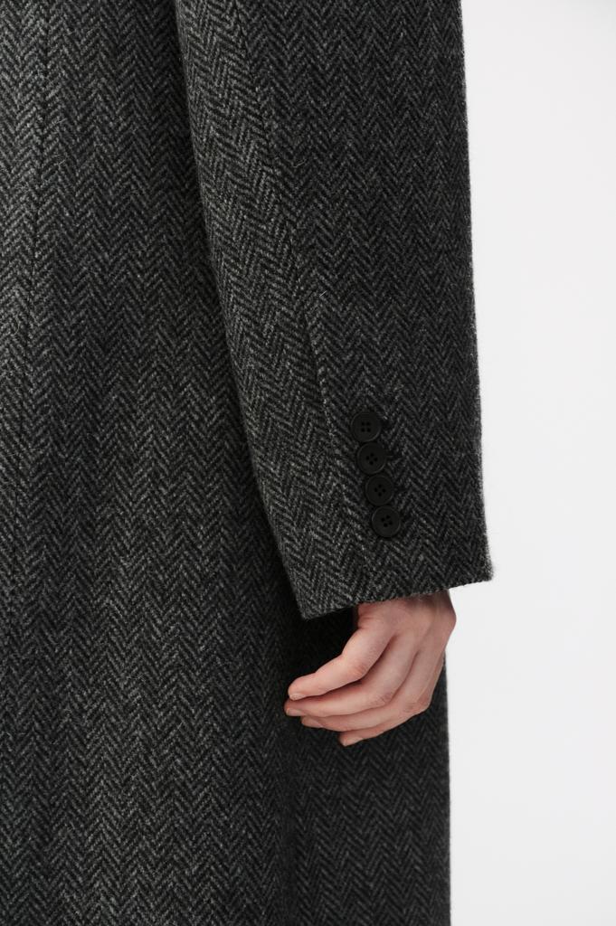 Пальто двубортное в серую елочку