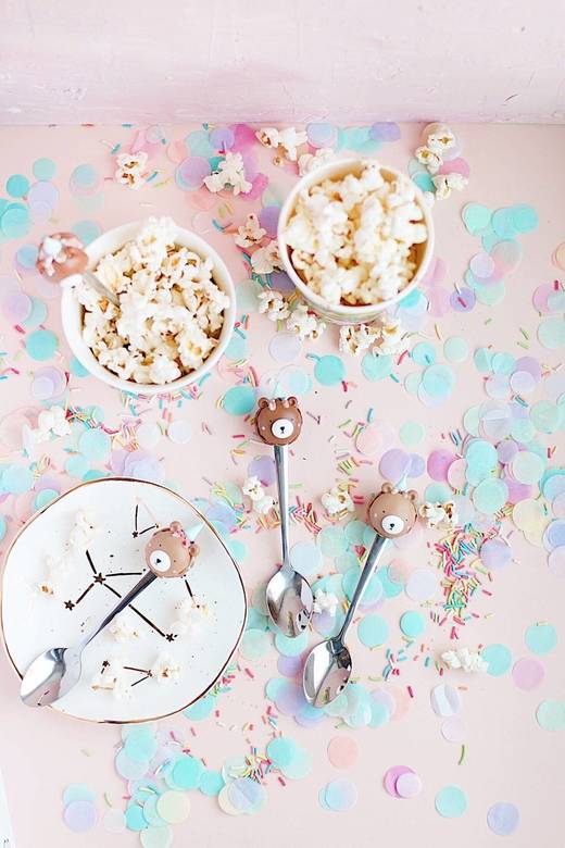 Ложка с макаруном-мишкой в бирюзовом колпачке (JUL'S SMALL BAKERY)