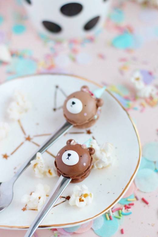 Ложка с макаруном-мишкой в бирюзовом колпачке (JUL'S SMALL BAKERY)