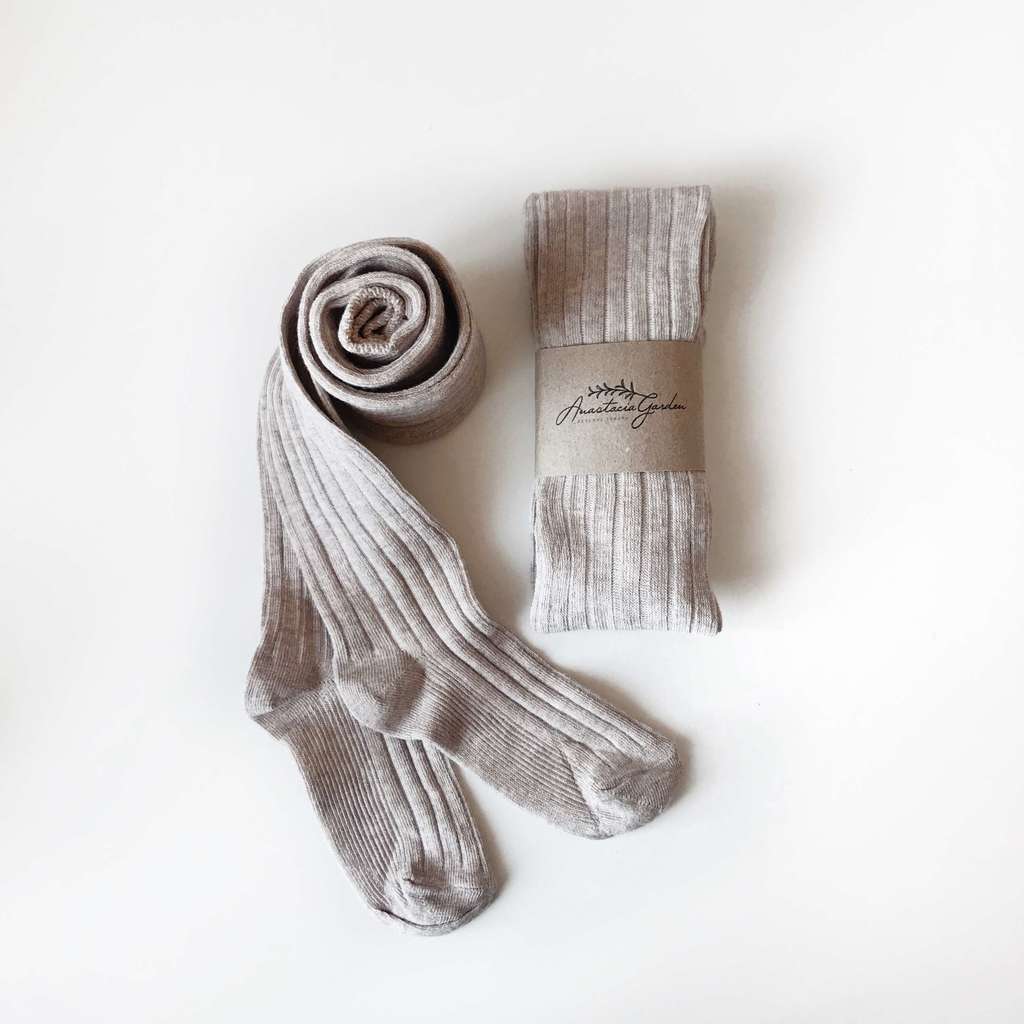 Маша колготки киіп алды