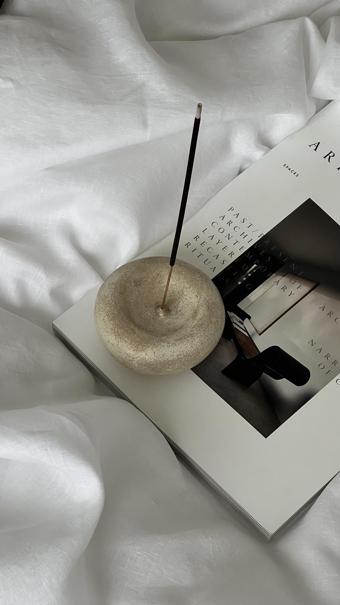 Подставка для благовония в виде камушка (LINEA&FORMA)