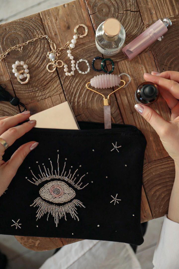 Косметичка из бархатной замши с вышивкой  (Hide me not)