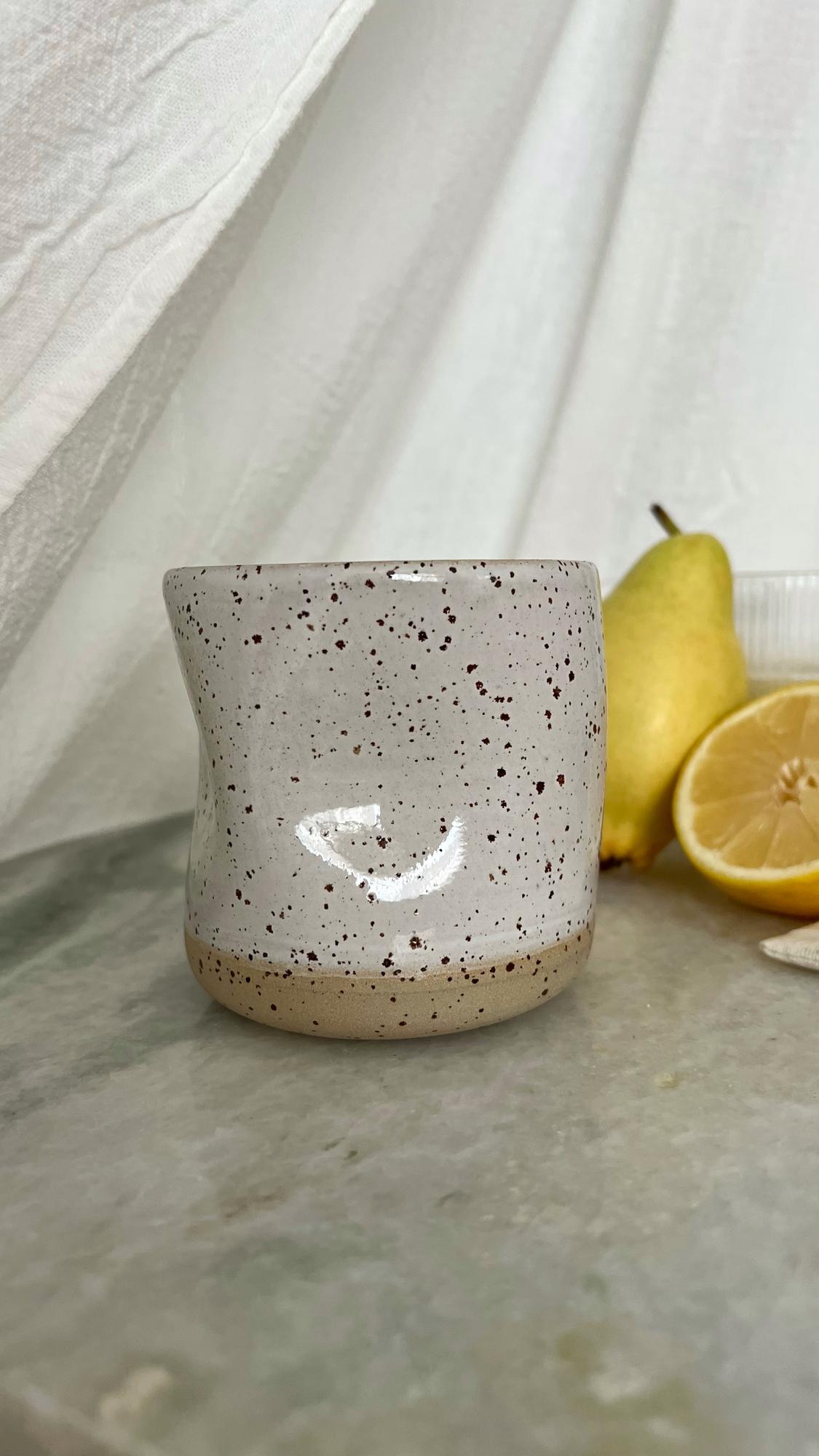 Высокий стакан с мятой фактурой в крапинку (МОИМИ РУКАМИ)