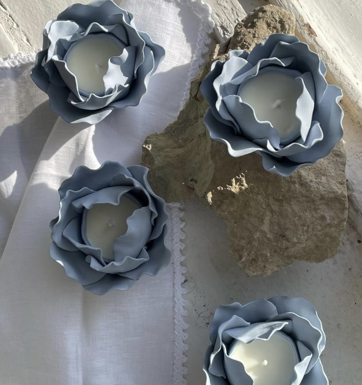 Свеча голубая фарфоровая роза (Белый слон)