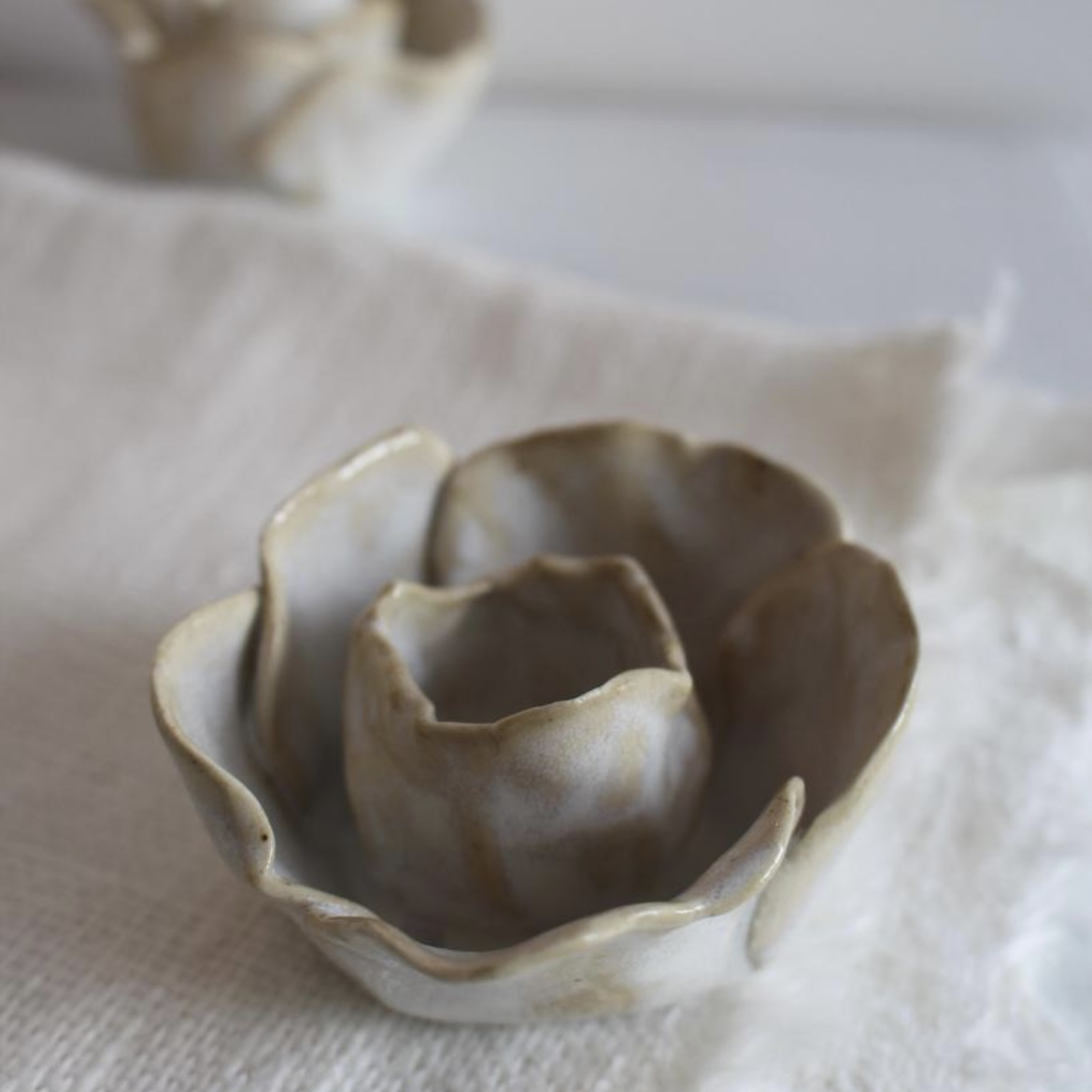 Подсвечник для столовых свечей роза (Белый слон)