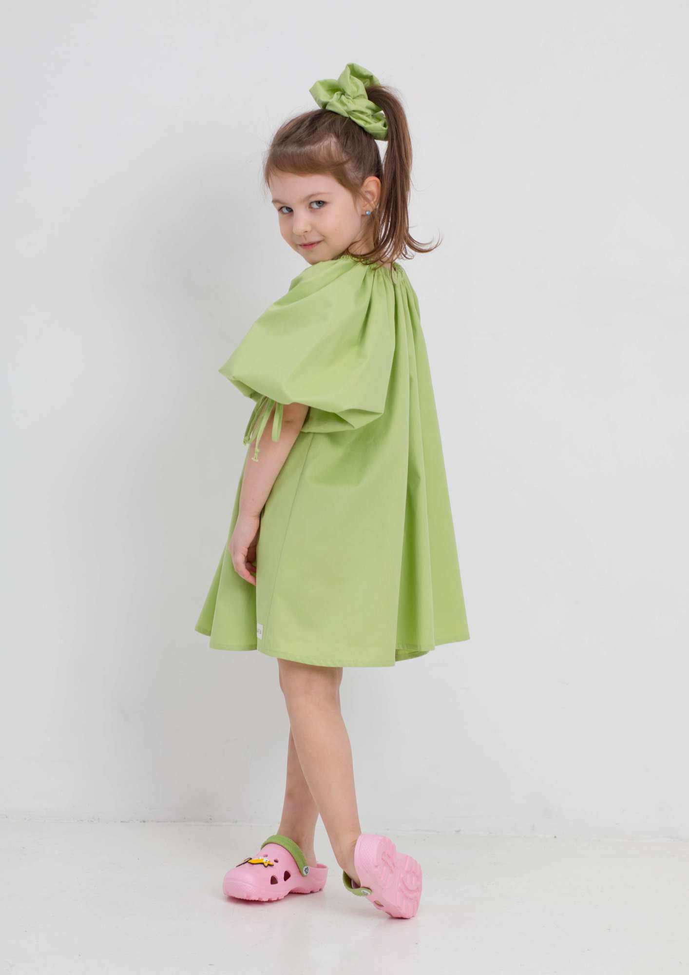 Платье с пышными рукавами и цветными пуговицами