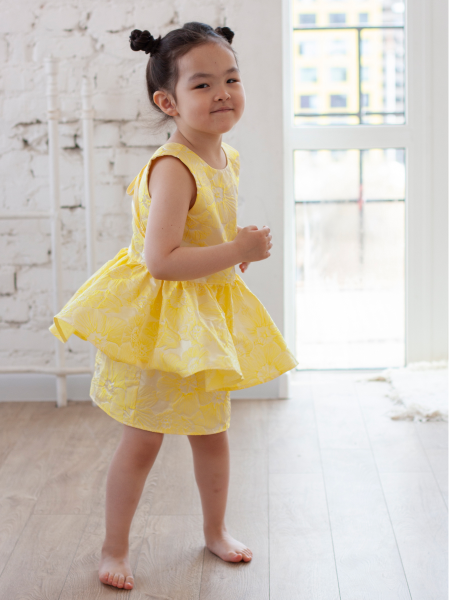 Платье с баской и открытой спиной