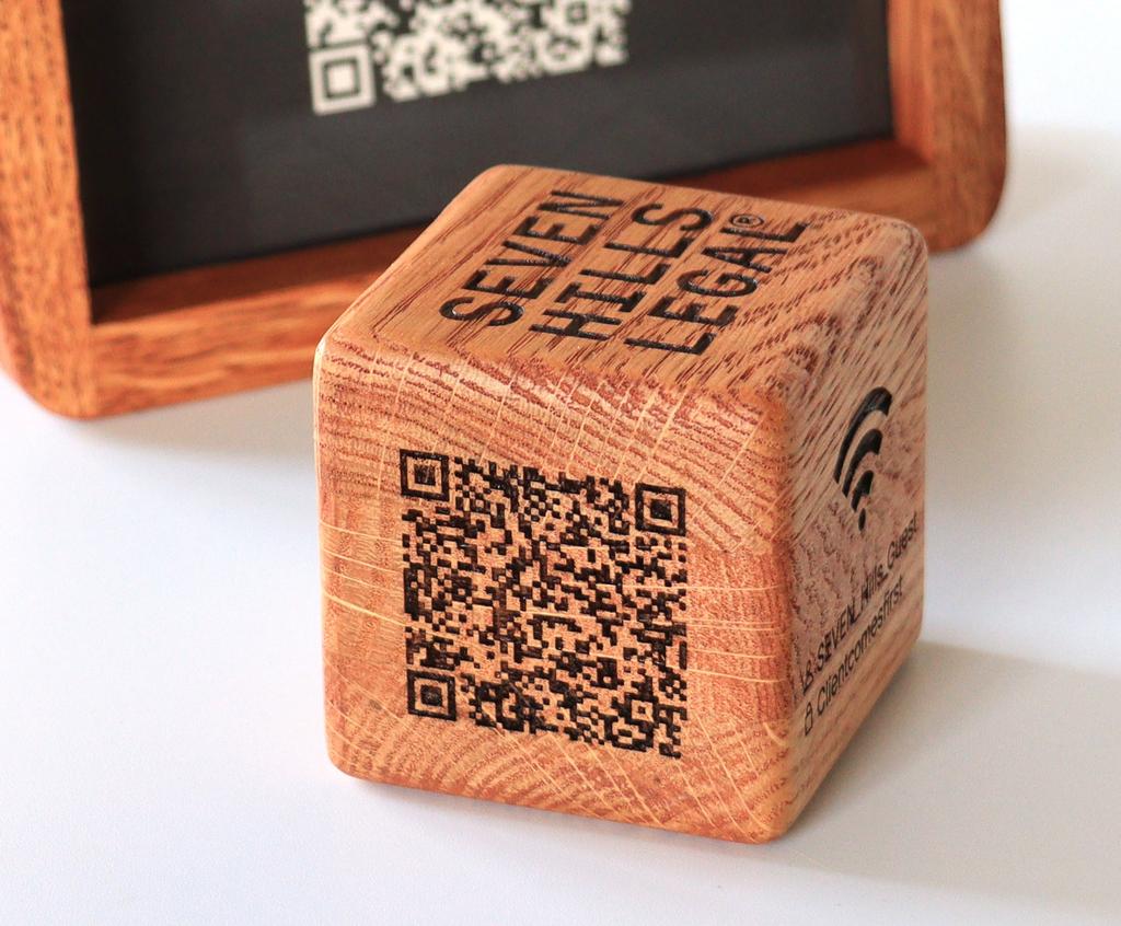 КУБИК ИЗ ДЕРЕВА С ГРАВИРОВКОЙ QR-КОДА тонированное дерево
