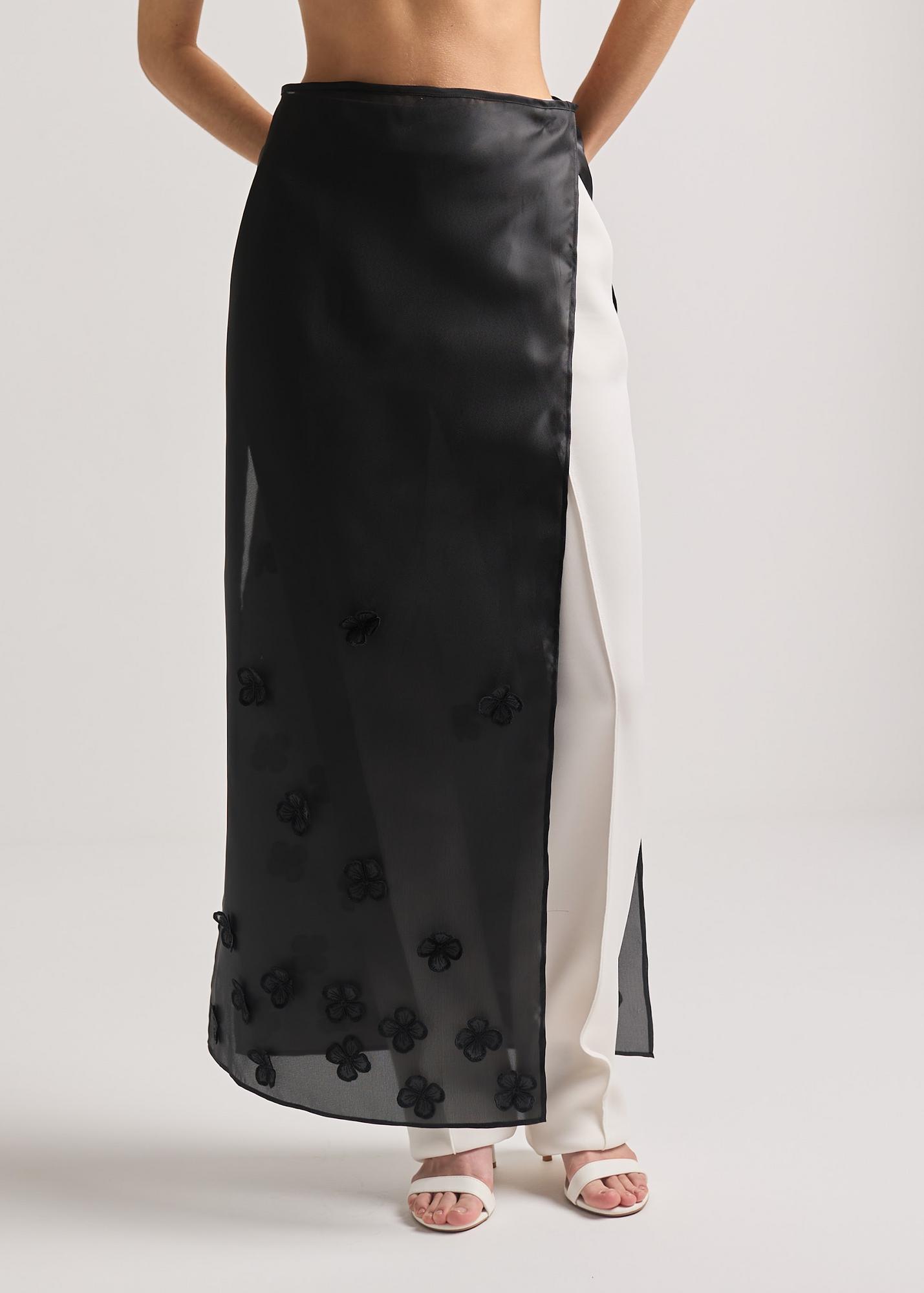 Баска с цветами, черная