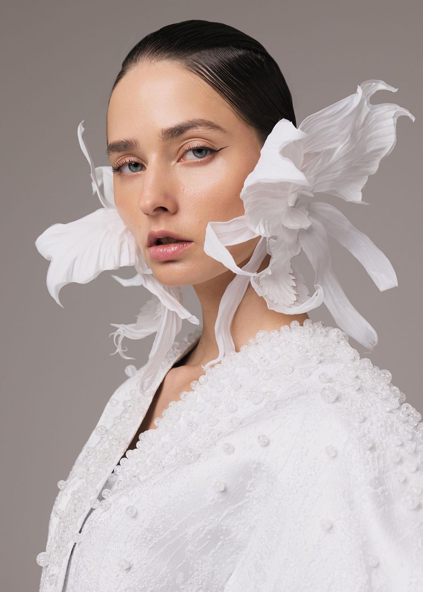 Моносерьга орхидея, молочная