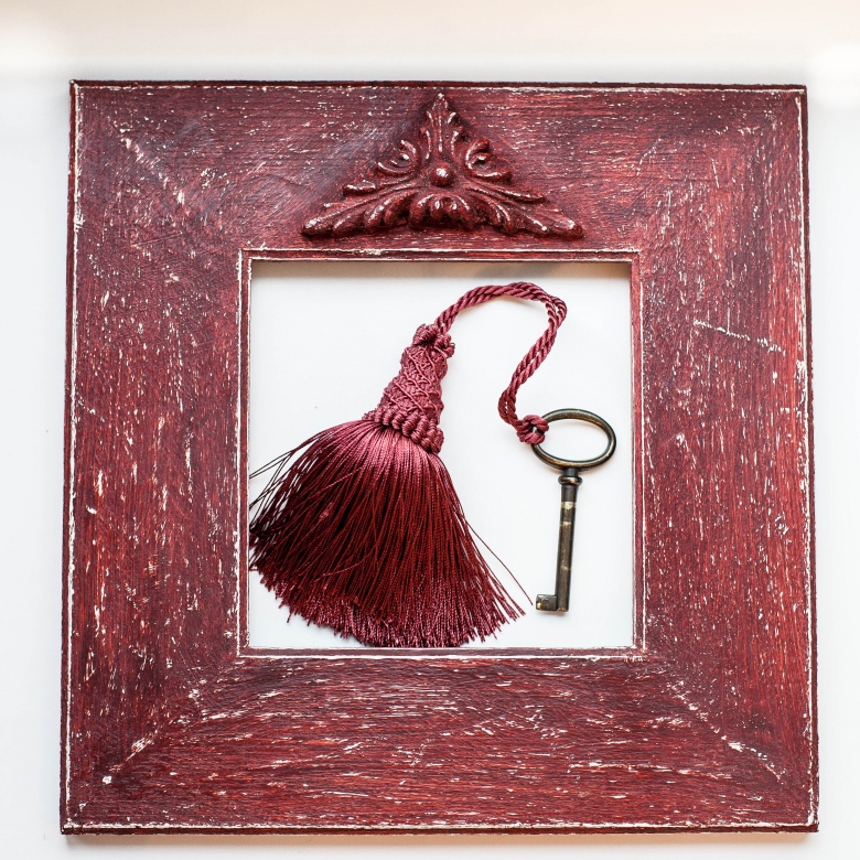 Бордовая с лепниной